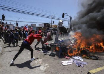 Centenares de personas se manifiestan contra migrantes en norte de Chile