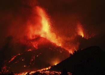 Volcán español sigue volátil 5 días después de su erupción