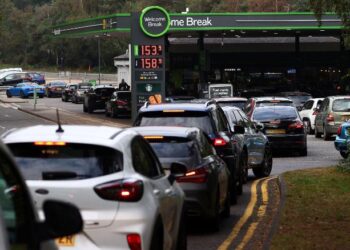 Reino Unido alista al ejército para el reparto de combustible ante la escasez en las estaciones de servicio