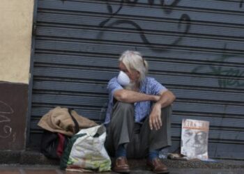 Venezolanos siguen buscando comida en basureros para sobrevivir, según OVS