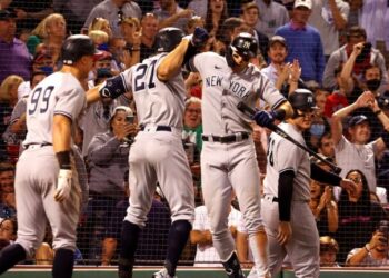 Stanton puso a Yankees en el primer lugar del comodín