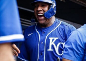 Salvador Pérez pasó a ser el receptor con más jonrones en una temporada al largar el 46 del año