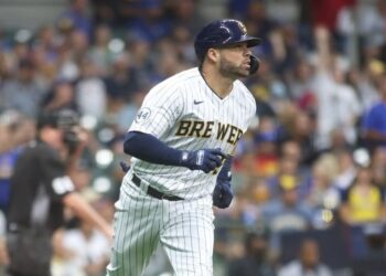 Manuel Piña conectó dos jonrones y Escobar uno en victoria de Milwaukee