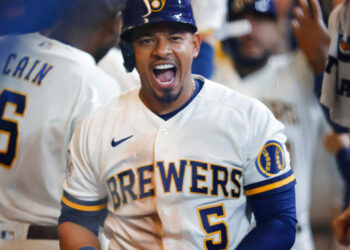 Eduardo Escobar remolcó las dos carreras en triunfo de Milwaukee