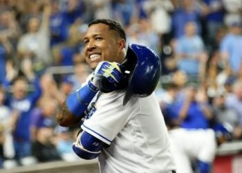 Salvador Pérez llegó a 200 jonrones en su carrera e igualó récord en Kansas City