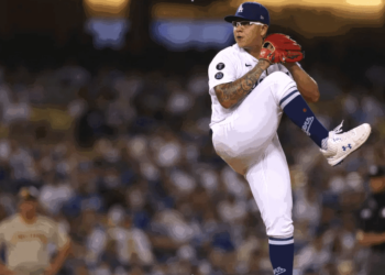 Julio Urías encaminó a Dodgers a blanquear a Padres con su 17ma victoria del año