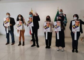 Delegación de Maduro llegó a México con carteles de Alex Saab en mano