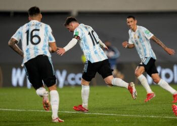 Argentina golea con triplete de Messi; Brasil gana y mantiene pleno de victorias