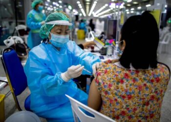 Los casos globales de COVID-19 bajan por tercera semana consecutiva