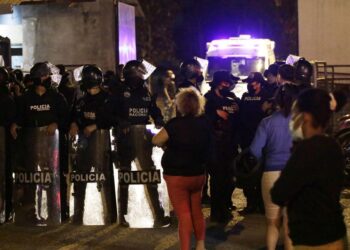 100 muertos tras enfrentamientos en cárcel de Guayaquil