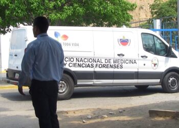 Un presunto homicida falleció en un tiroteo con oficiales en El Viñedo