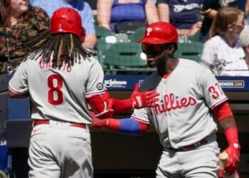 Freddy Galvis aportó uno de los seis jonrones con los que Filadelfia derrotó a Milwaukee