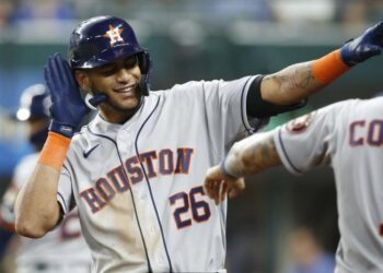 Novato de Houston explotó con dos cuadrangulares en paliza a Texas