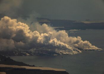 Lava del volcán expandió superficie de La Palma mientras circulaba hacia el mar