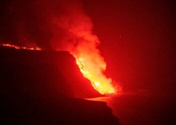 Lava en La Palma llega al mar y produce gases que no son peligrosos