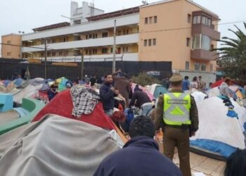 En Chile desalojaron a migrantes venezolanos que habitaban en la Plaza Brasil de Iquique