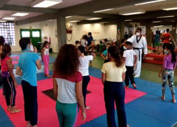 Entrenador encontró en el taekwondo una manera de llevar el deporte a la comunidad