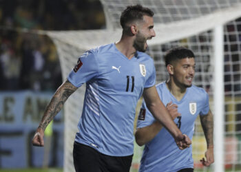 Uruguay superó a Ecuador sobre el final; Colombia logró triunfo clave ante Chile