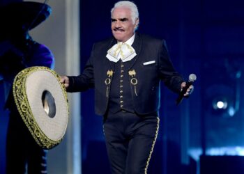 Vicente Fernández permanece en la unidad de cuidados intensivos