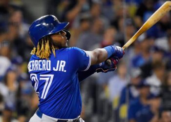 Vladimir Guerrero se convirtió en el azulejo más joven con 40 jonrones en una temporada