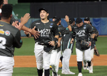 Bravos dominó a Caribes en un compromiso cerrado