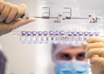 Pfizer ya trabaja en una versión de la vacuna contra la variante ómicron