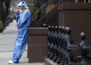 Ómicron, un nuevo golpe al agotado personal de primera línea