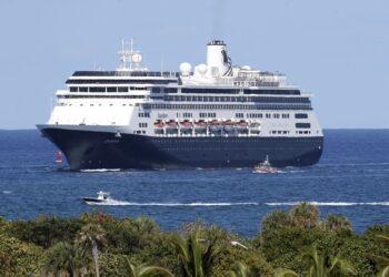 México pasa cruceros en medio nueva ola mundial de Covid-19