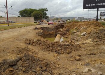 Piden culminar la instalación de tuberías frente a supermercado barcelonés