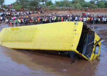 21 personas murieron en Kenia tras hundimiento del bus donde viajaban