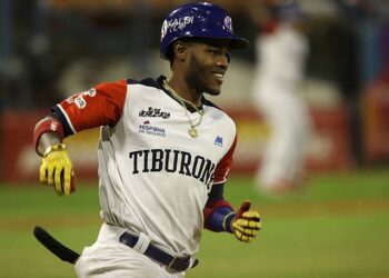 Caribes dividió con Tiburones en la doble jornada