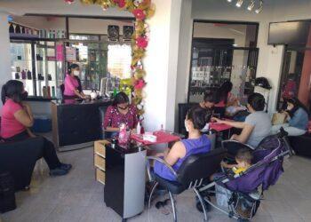 Barberías y salones de belleza en Barcelona estuvieron concurridos de gente dándose "retoques"