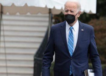 Biden no descarta exigir vacunas a viajeros en Estados Unidos si lo aconseja su equipo