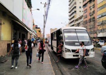 Autobuseros tienen órdenes de mantenerse circulando por la Avenida 5 de Julio de Puerto La Cruz