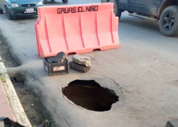 Huecos en la avenida Fernández Padilla de Clarines ponen en peligro a los choferes (+Fotos)