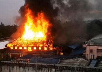 Incendian prisión de Tailandia durante motín por foco de coronavirus