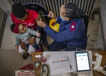 Fabricantes de vacunas se adelantan ante riesgos por ómicron