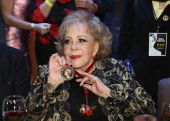 Silvia Pinal deja zona covid-19 pero permanece en área intensiva