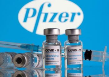 Pfizer asegura que tres dosis de su vacuna podrían neutralizar ómicron