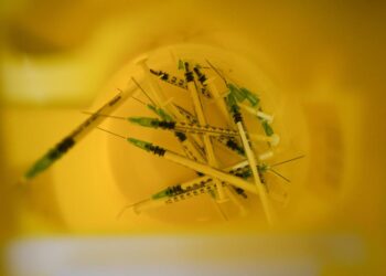 OMS: Temores por Ómicron podrían generar acaparamiento de vacunas