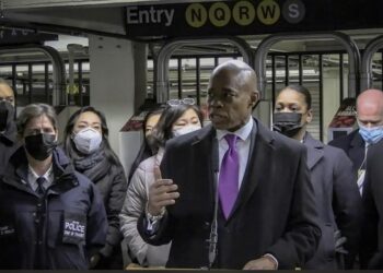 Muere mujer al ser empujada a vías del metro en NY