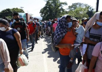 Reprimen caravana de migrantes en Guatemala