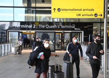 Inglaterra levanta las restricciones a los viajes impuestas por el ómicron
