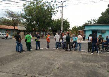Votantes opositores  comienzan a concentrarse en los centros electorales de Barinas