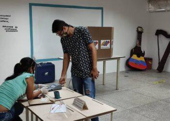 Elección de gobernador en Barinas arrancó con 90% de las mesas constituidas