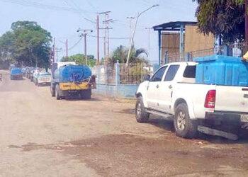 En sectores de Barcelona aún esperan  suministro de agua por tuberías
