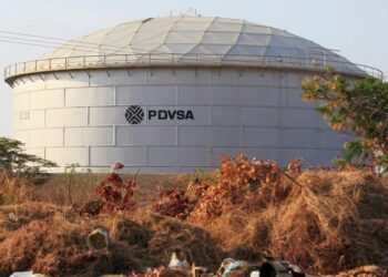 Venezuela recurre a “trucos” con la ayuda de Irán para subir su producción de crudo