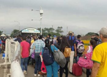 Largas filas para ingresar a Colombia
