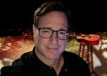 Falleció Bob Saget, protagonista de la exitosa serie Tres por Tres