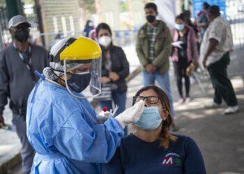 Casos de Covid-19 casi se duplican en las Américas y suben 250% respecto a 2021